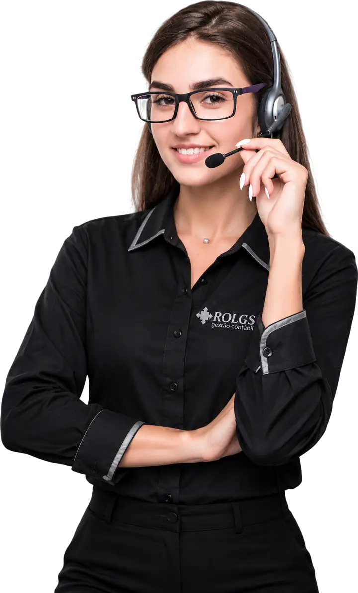 Atendente da ROLG’S com headset e camisa preta com a logo da empresa