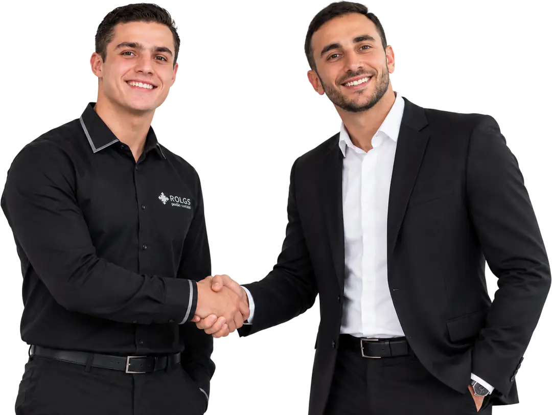 Consultor da ROLG’S apertando a mão de um cliente